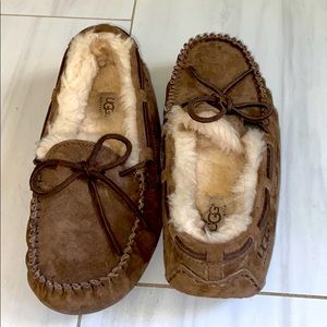 Ugg Women's Dakota slippers size 7